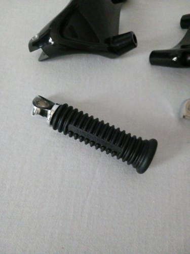 NEW OPEN BOX Harley-Davidson Black Passenger Foot Pegs & Mount Brackets ONLY - Picture 4 of 13