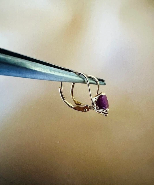 Pendientes Estate de rubí opaco de oro amarillo de 14K Foto 3 de 4