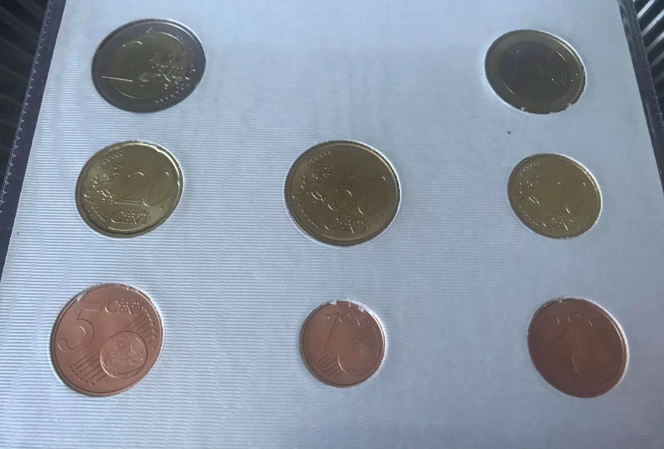 VATICAN 8 EURO COINS SET 2009 BENEDICT XVI IN OFFICIAL PRESENTATION FOLDER - Image 3 of 3