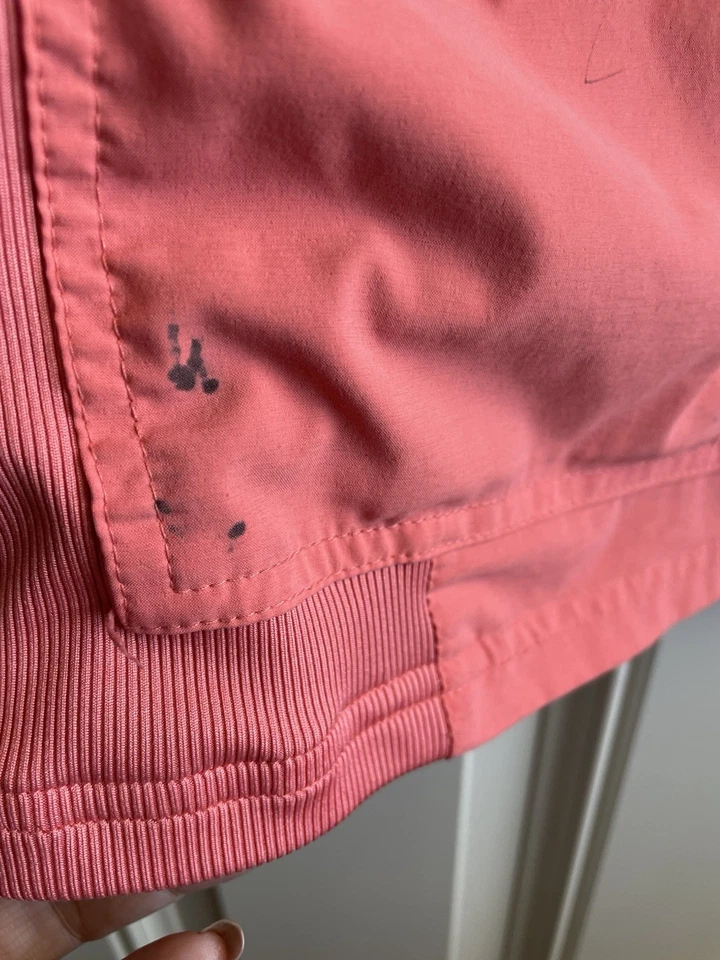 Camisa Médica Koi Basics 374 Katie M Coral $29 (más brillante que en las fotos) Foto 3 de 4