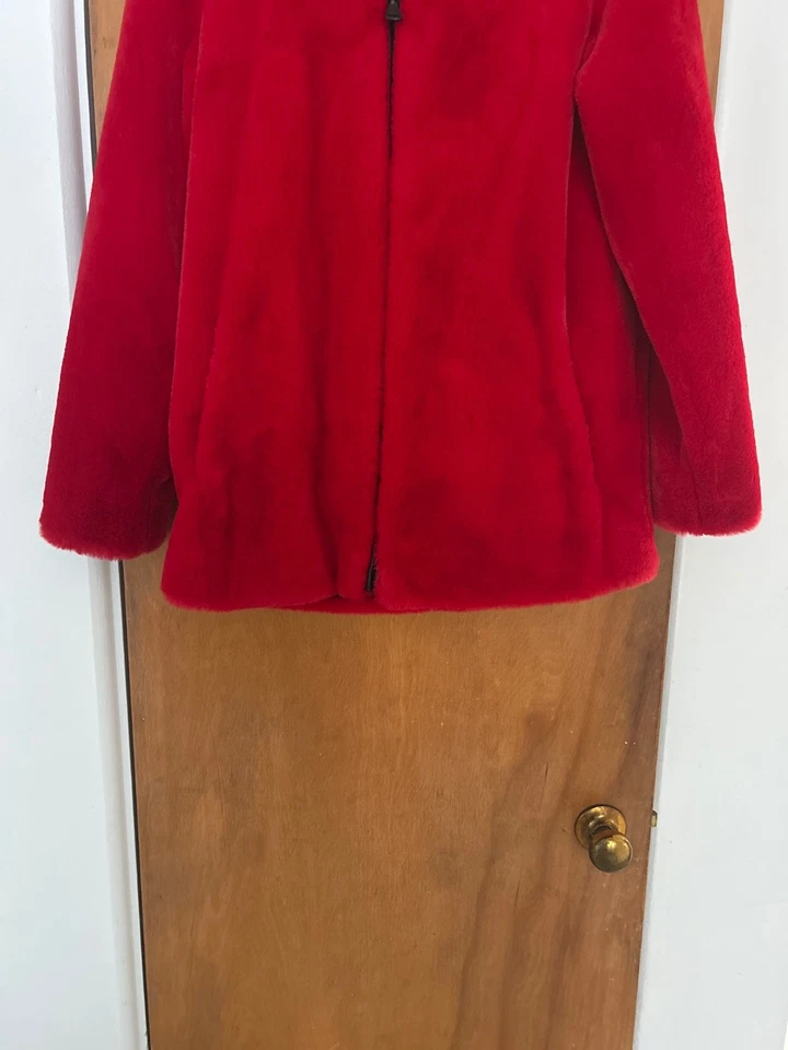 Sudadera con capucha Vince Camuto roja gruesa de piel sintética con cremallera completa Foto 4 de 4