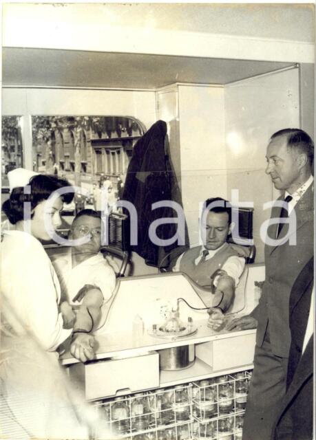 1959 PARIS Ministre Bernard CHENOT inaugure premier groupe mobile de transfusion