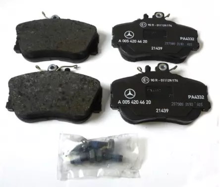 NEW MERCEDES-BENZ C W202 FRONT WHEEL BRAKE PAD SET A005420462041 