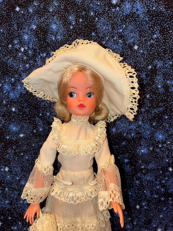 Винтажная кукла Pedigree Sindy для королевского случая 1977 с буклетом 11 дюймов - Изображение 2 из 4