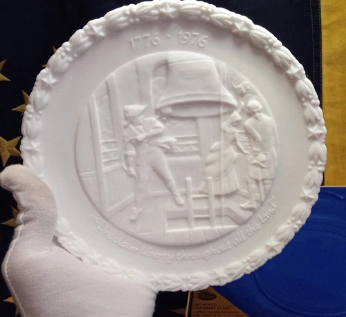 💥 VINTAGE 1976 FENTON BICENTENNIAL COLLECTORS PLATE 💥NEW IN BOX