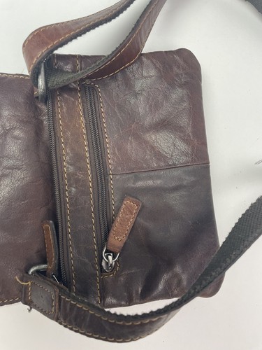 Bandolera pequeña de cuero marrón Jack Georges con cierre magnético - Imagen 8 de 9