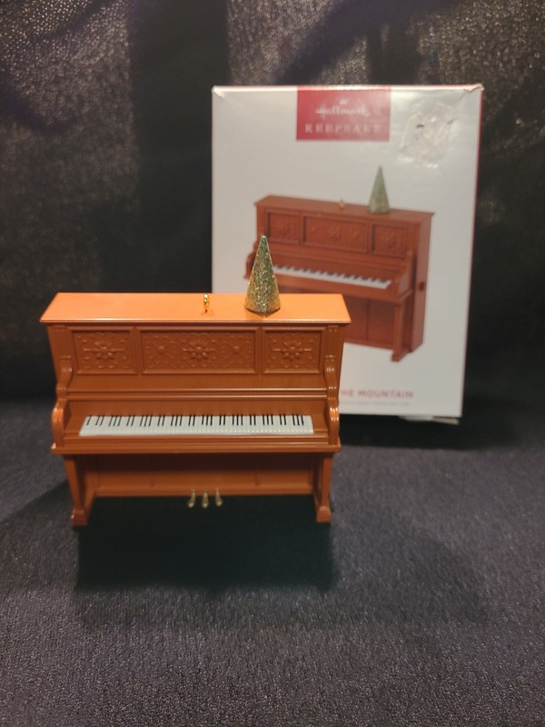 HALLMARK 2022  KEEPSAKE ORNAMENT GO TELL IT ON THE MOUNTAIN MAGIC SOUND Works 