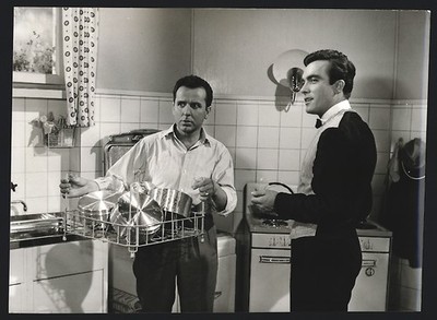 18 Fotografien Filmszenen aus Junger Mann, der alles kann von Thomas Engel mit  