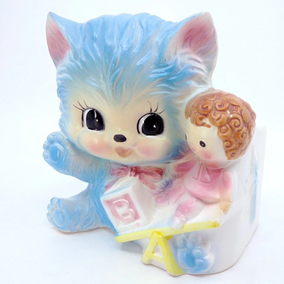 De colección Napcoware Antropomórfico Gatito Sosteniendo Muñeca Jardinera Guardería Bebé Decoración Foto 3 de 4