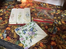 Vintage Floral Embroidered Ladies Handkerchiefs by St. Ramonde Paris NEW 1 T10