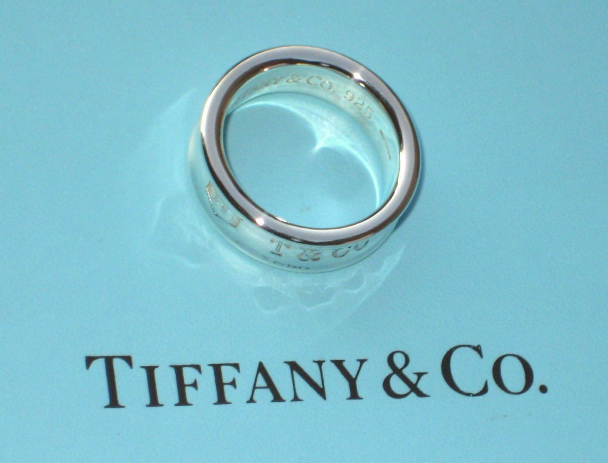 Tiffany & Co. Sterling Silver Size 5.25 Medium Width 7mm Tiffany & Co. Sterling Silver Size 5.25 Medium Width 7mm