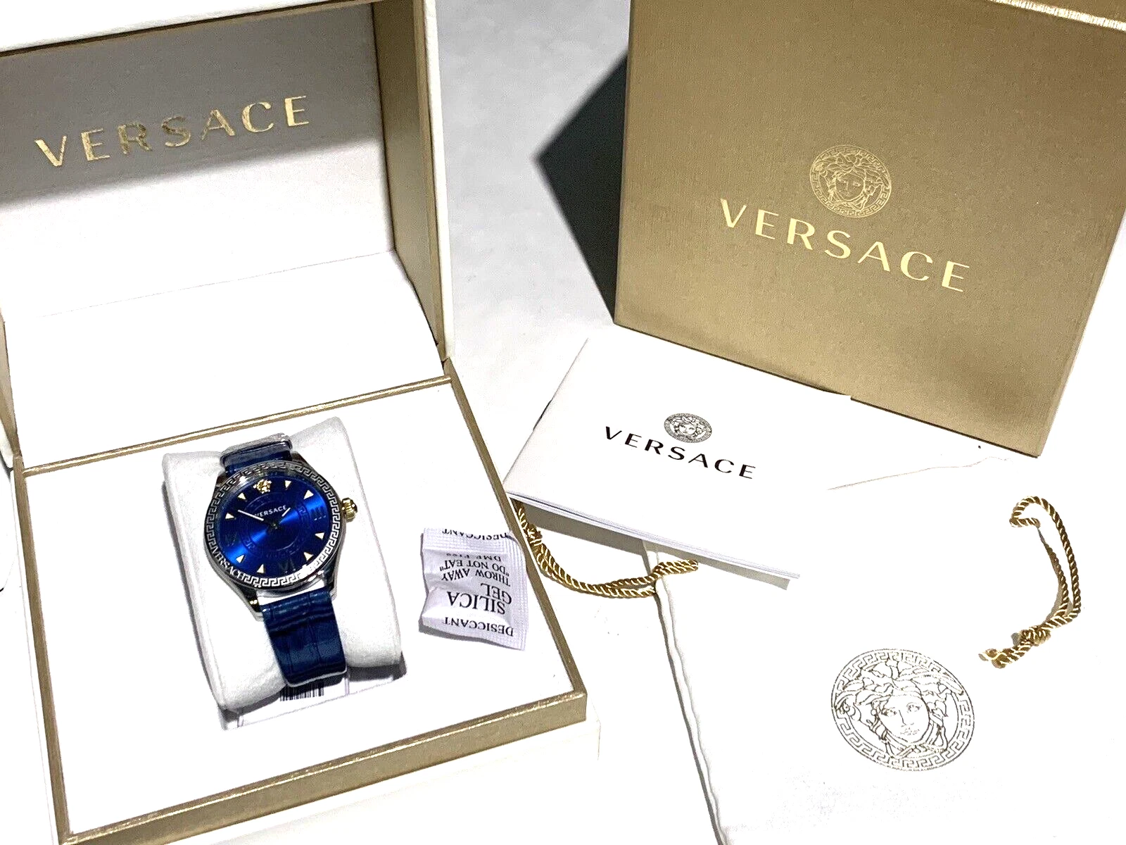 Orologio Versace Donna VE2S00122 Hellenyium Quarzo Svizzero Quadrante Blu Cinturino Pelle