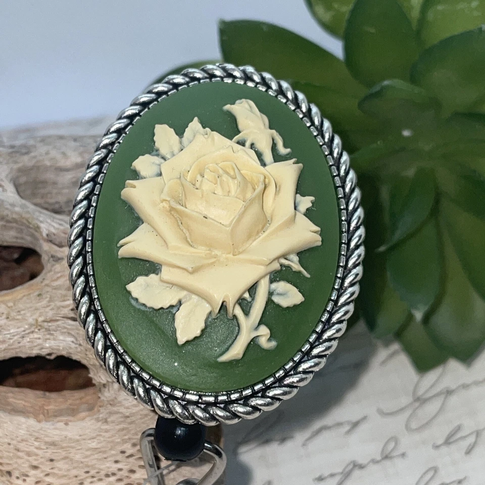 ST PATRICKS IRLANDÉS Verde Rosa Enfermera Cordón Carrete Retráctil Tarjeta de Identificación Porta Insignia Foto 2 de 4