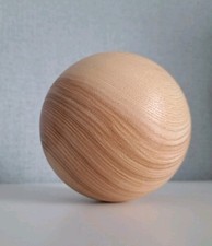 gedrechselte Holzkugel aus  Esche,  Durchmesser 11,2 cm