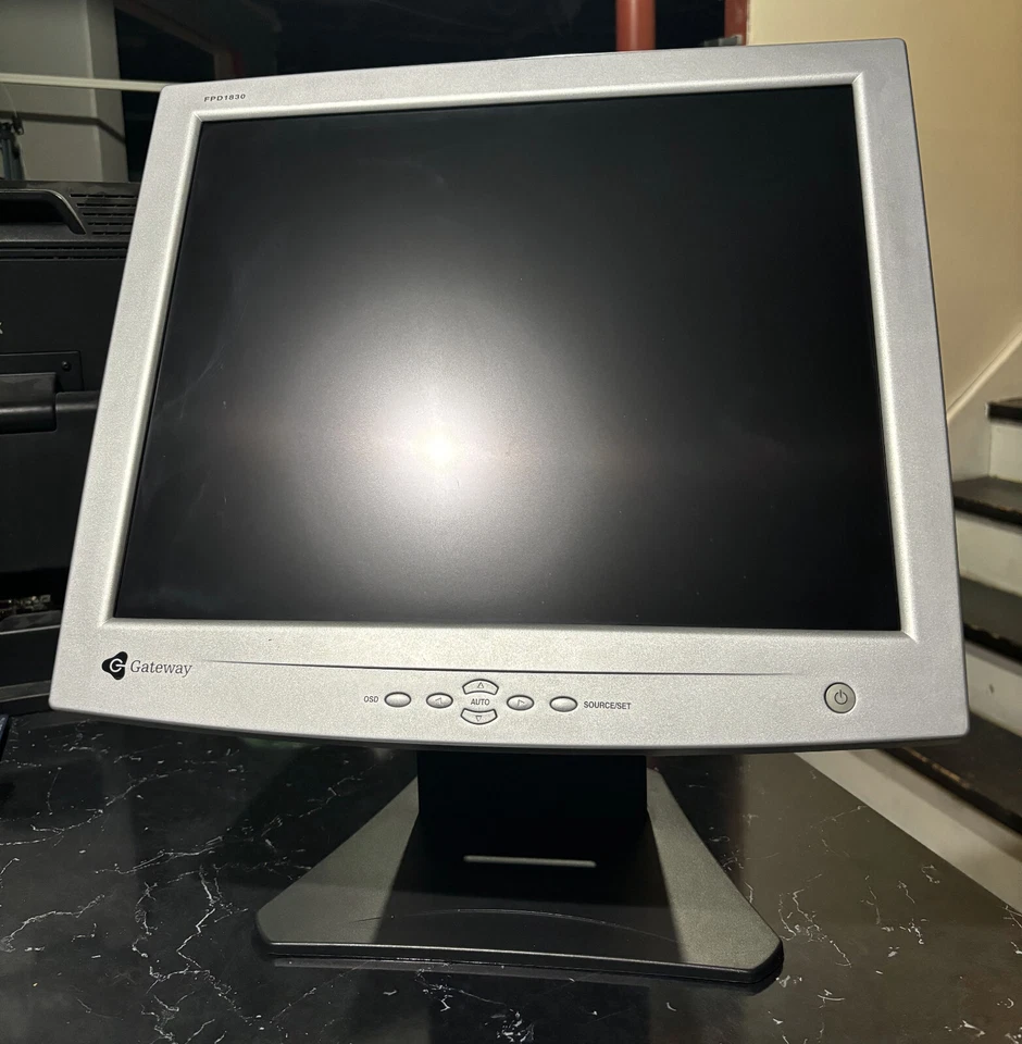 Gateway FPD 1830 LCD TFT 18" Flat Panel Vintage / Retro Gaming Monitor 2003  - Image 2 of 4