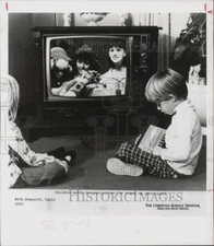 Press Photo Children Sitting in Front of and Watching Television - hpa35885