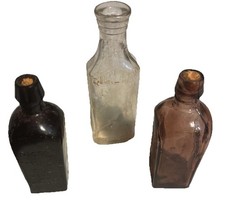 Bottiglie medicinali vintage. Set di 3. Il viola ha ancora i tappi