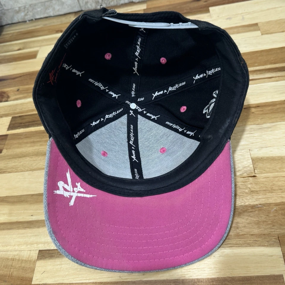 Sombrero Young & Reckless 2 Gorras Snapback Los Angeles Rojo Gris Escritura Logo Avestruz Foto 3 de 4