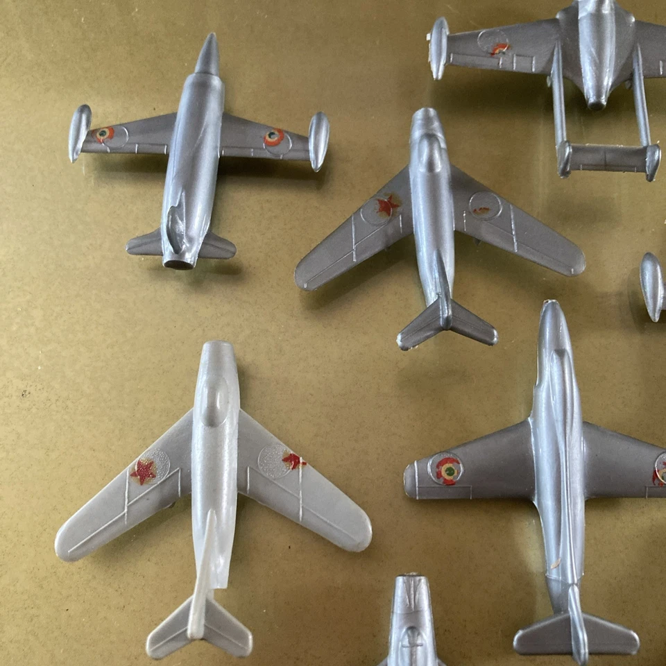 Lotto Di 8 Aerei In Plastica Vintage Anni 60, Quasi Tutti Con Decalcomania - Immagine 3 di 4