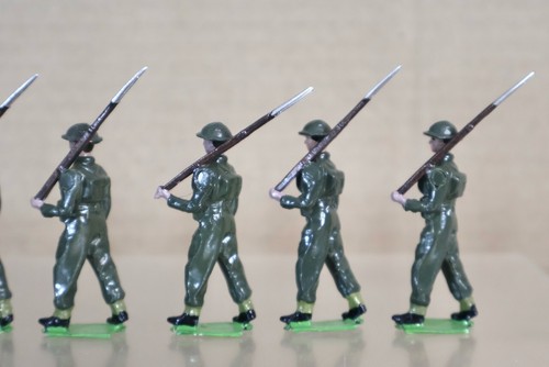 BRITAINS M J MODE RE PAINTED WWII BRITISH INFANTRY MARCHING at the SLOPE oi - Picture 13 of 13