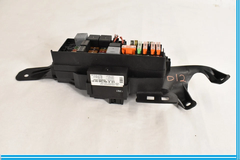 06-12 Mercedes X164 GL550 Caja de conexiones de fusibles Relé TPMS Control de presión de neumáticos OEM Foto 3 de 4