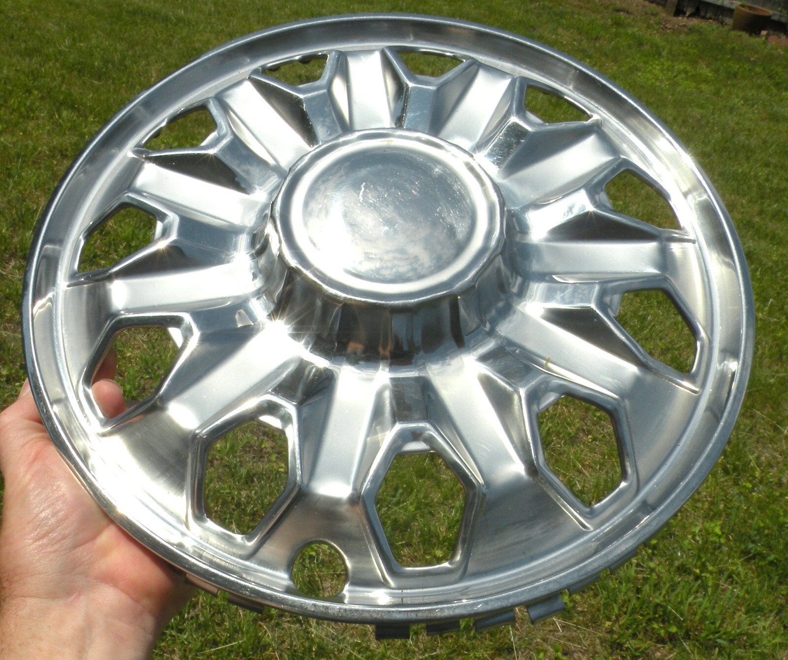 1972-to-1976-toyota-cressida-corona-mark-ii-14-inch-hubcap-wheel-cover