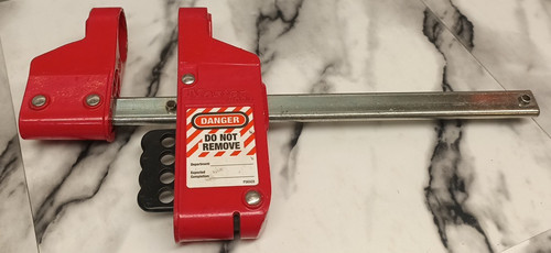 Master Lock S3922 Blind Flange Lockout, 1/2 to 3 in Pipe Size