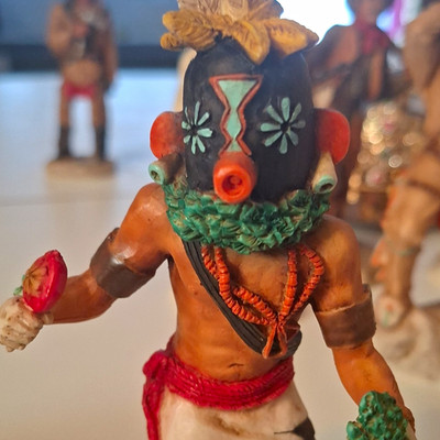 Hand in Hand Figur Indianer handbemalt Kunstharz mehrfarbig freistehend   1998