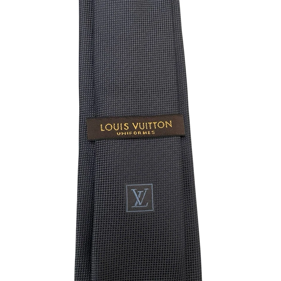 Uniformes Louis Vuitton Para Hombre Corbata Ajustada Azul Marino Seda Italia 2.75" (W) x 61" (L) Usado en Excelente Condición Foto 2 de 4