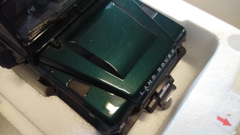 Land Rover Defender 90 - Aintree Green  1/18 Kyosho 08901G - Immagine 3 di 4