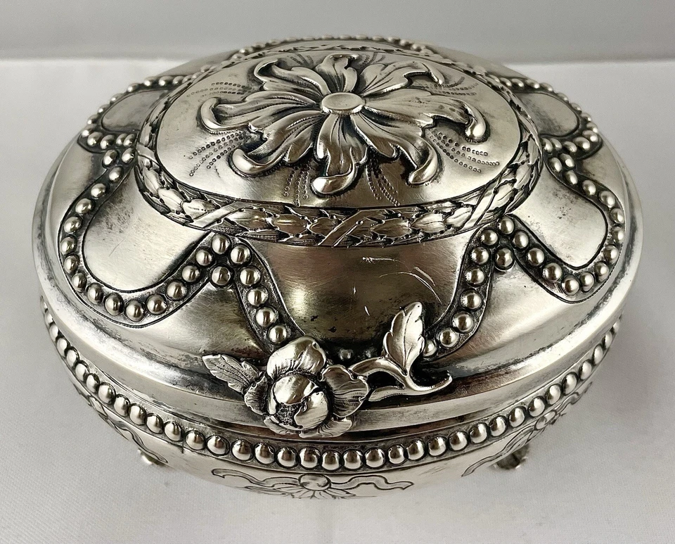 Caja de azúcar rococó de plata .800 de Berlín de finales del siglo XVIII de pie sobre 4 patas Foto 2 de 4