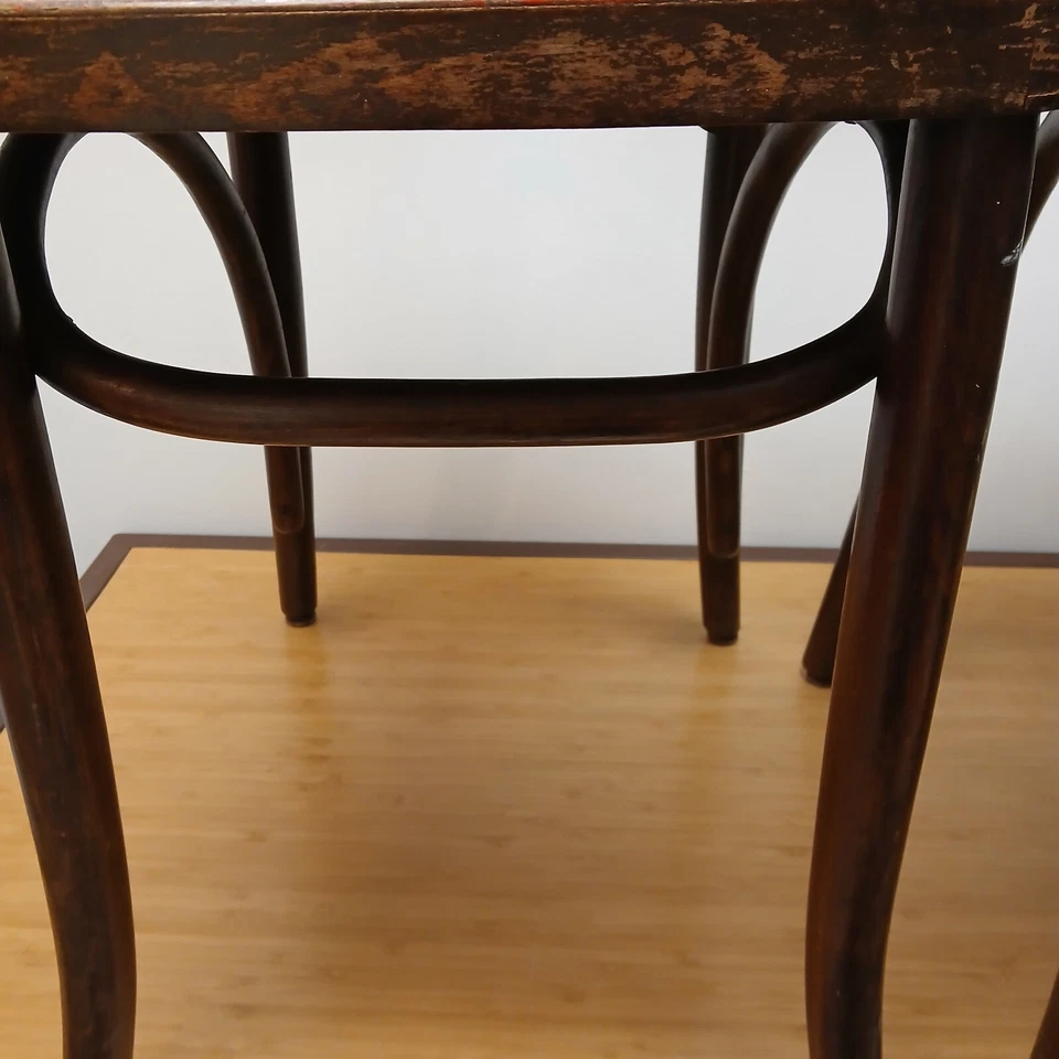 Antiguo juego de (2) sillas de bistró con respaldo alto de madera curvada "MUNDUS" de la década de 1890 Foto 4 de 4