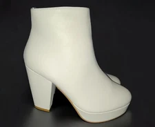 New Windsor Boots Color Woman's White Size: 7.5