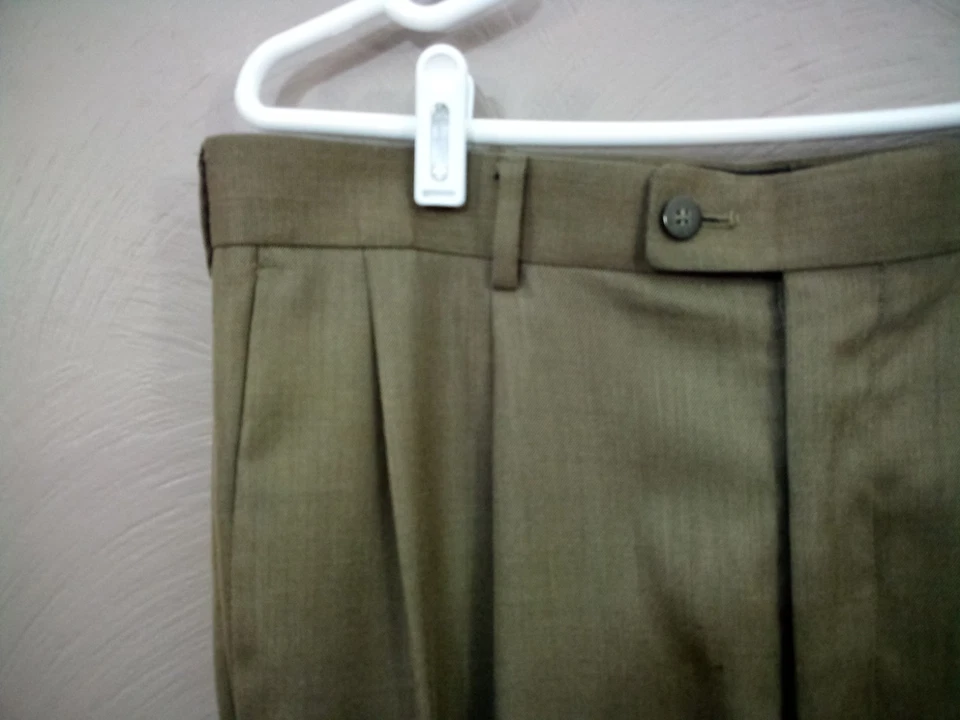 Pantalones de vestir Axist plisados delanteros con puños para hombre verde oliva 34x30 Foto 4 de 4