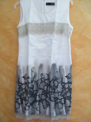 Robe SYM blanc nacré imprimé gris et noir et dentelle Taille 38 Neuve - Photo 1/4