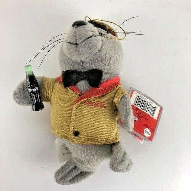Sello de peluche Coca Cola en uniforme de entrega adorno navideño Foto 3 de 4