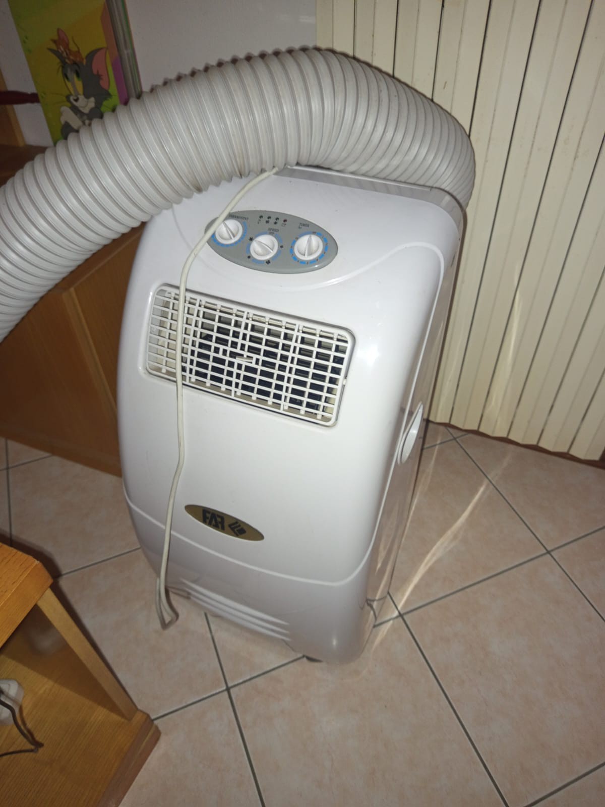 FAI Condizionatore portatile bianco elettrico con tubo scarico e comandi sopra