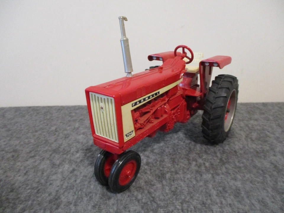 ERTL VINTAGE FARMALL 706 TRATOR VERMELHO - FUNDIDO - DECALQUES - EXCELENTE - Imagem 4 de 4