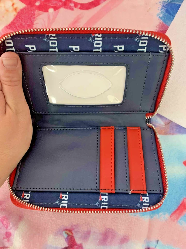 NUEVO Loungefly NFL New England Patriots Cartera Parches Bordados Azul Cierre de Cremallera Foto 4 de 4