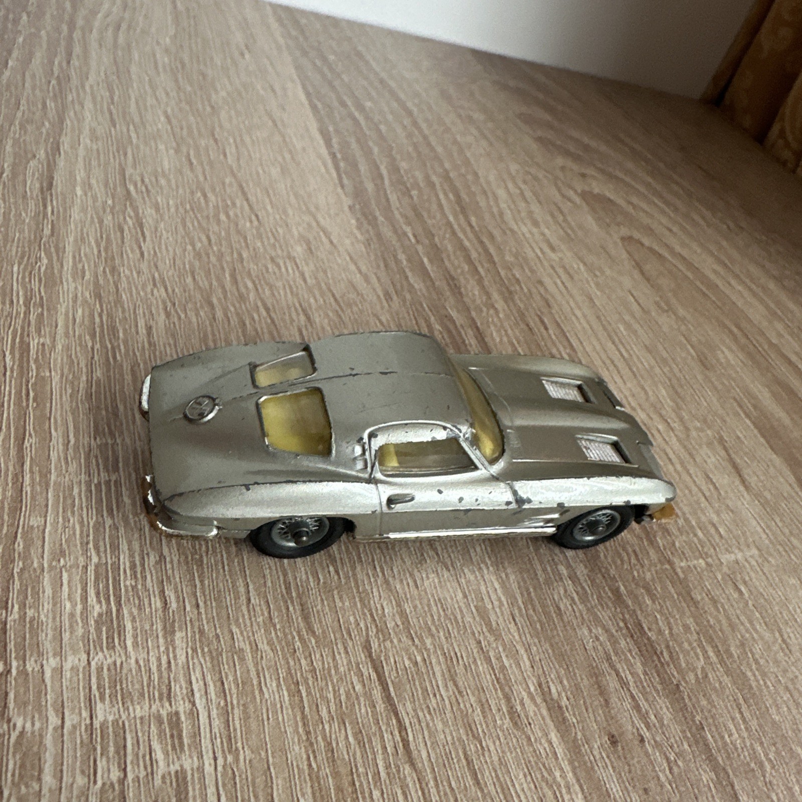 Corgi n° 310 Chevrolet Corvette Stingray ancien repeint