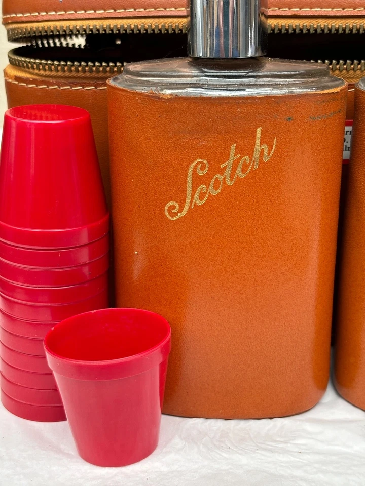 TRAVEL BAR GLASS FLASK SET SCOTCH,RYE,BOURBON WITH SHOT GLASSES  IN LEATHER CASE - Image 4 of 4