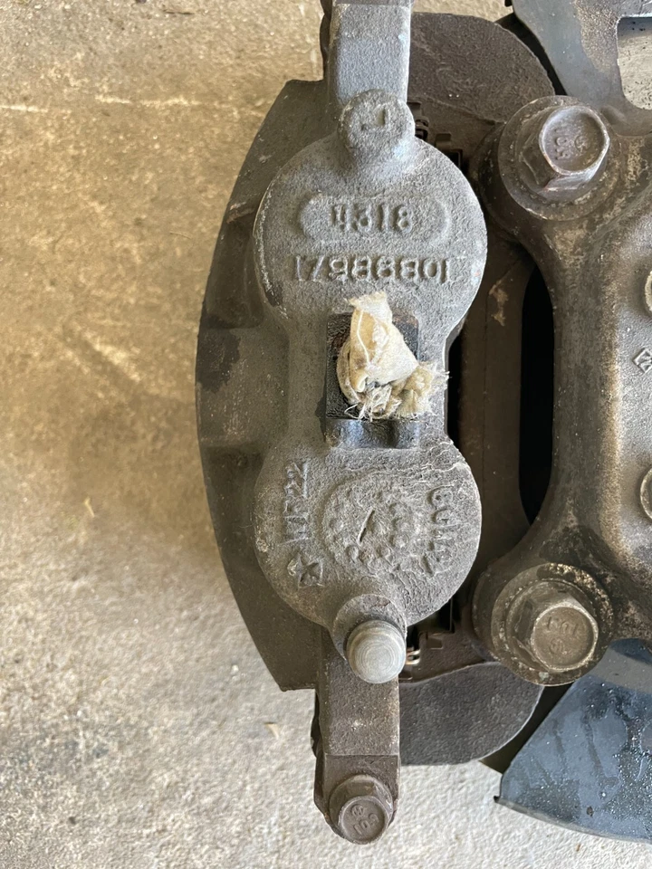 Dodge Grand Caravan 2013-2017 pinza de freno delantera izquierda y buje de nudillo de husillo OEM Foto 3 de 4