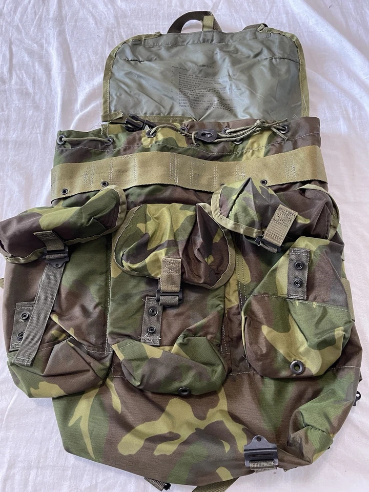 US Military W. Mochila Radio Camuflada Alice Field Pack Mediana Nueva sin Correas. Foto 2 de 4