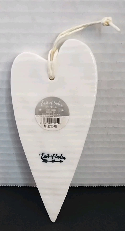 Etiqueta de corazón colgante de porcelana blanca "Las familias son el corazón de cada hogar"  Foto 2 de 4