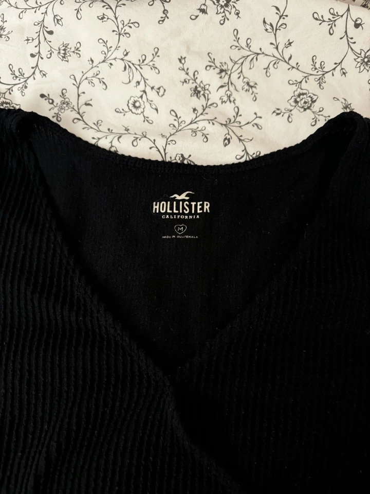 Hollister 黑色罗纹裹身长袖裁剪上衣,尺寸 M — 第 2/4 张图片