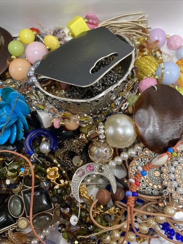 2 Pounds LOT OF ASSORTED CRAFT JEWELRY. Jewelry Broken Missing Stones J#2 - Picture 4 of 6
