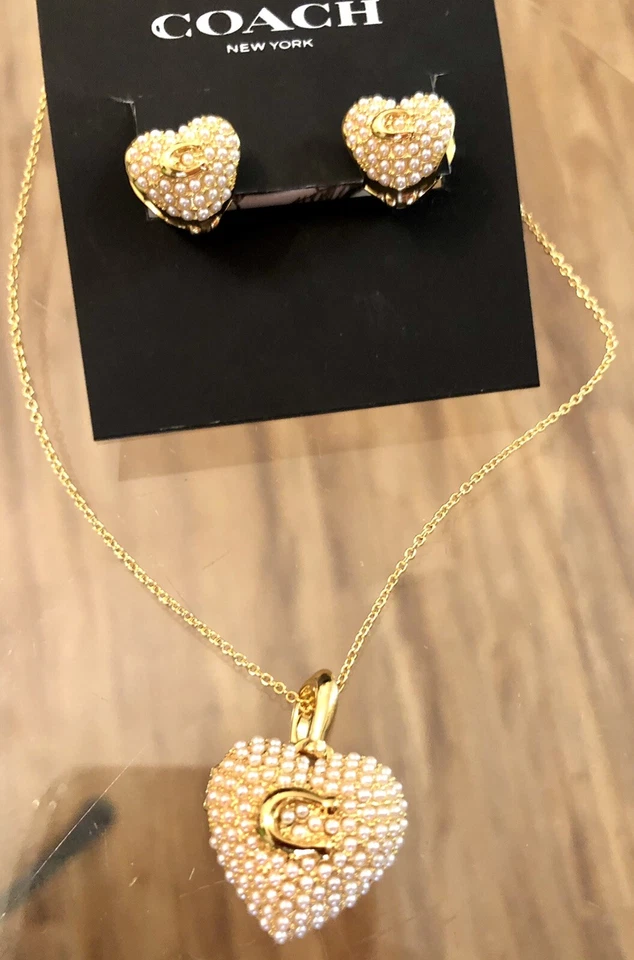 Conjunto de brincos/colar medalhão coração pérola logotipo Coach - Imagem 2 de 4
