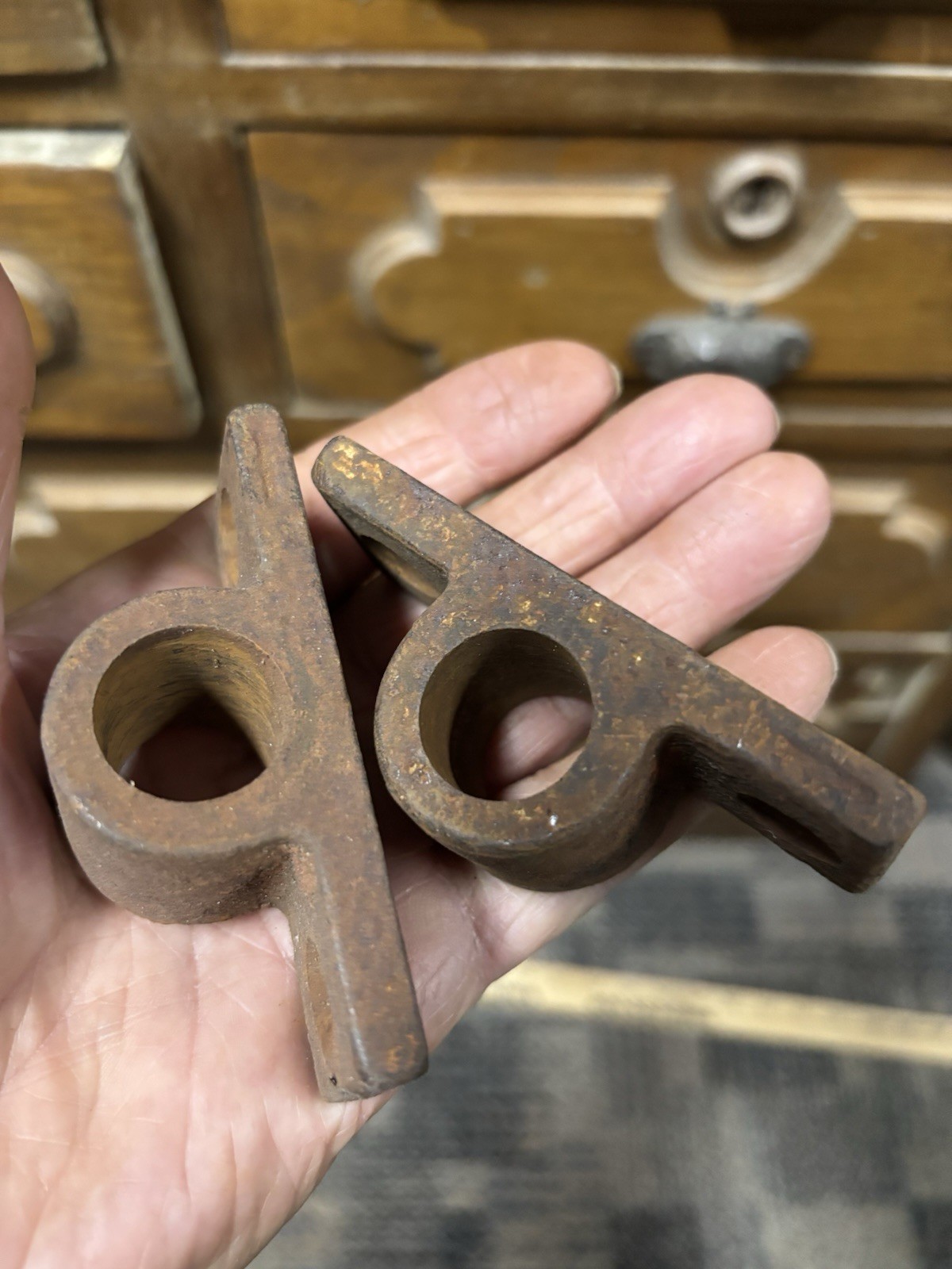 ANTIQUE HIT MISS GAS ENGINE IRON CART AXLE BOLSTER Maytag Briggs Stratton etc