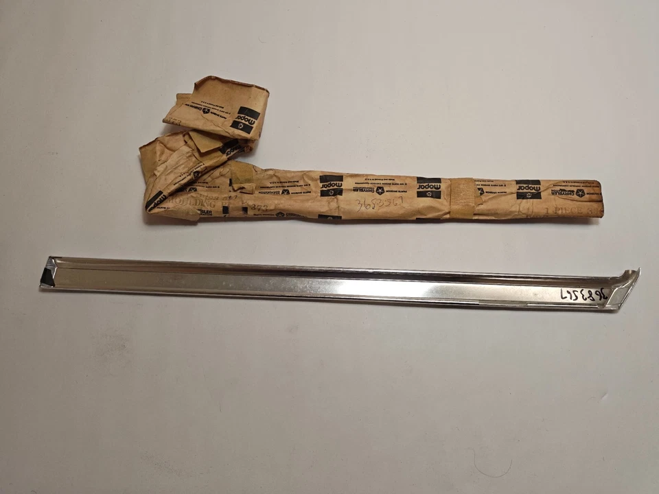 1972 年克莱斯勒 Royal Newport 左前挡泥板黑色镀铬成型 3683567 NOS。 — 第 4/4 张图片