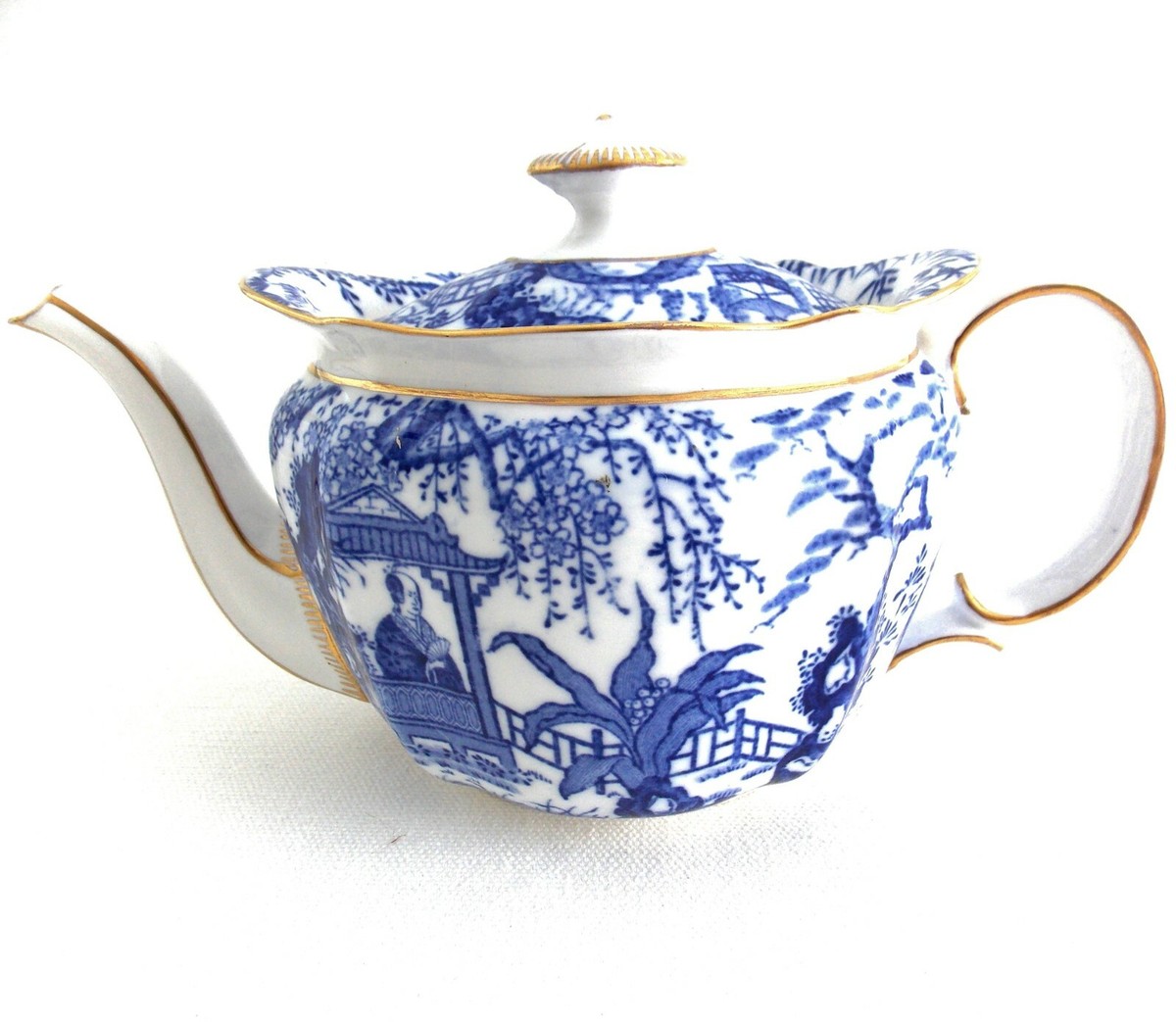 ROYAL CROWN DERBY 